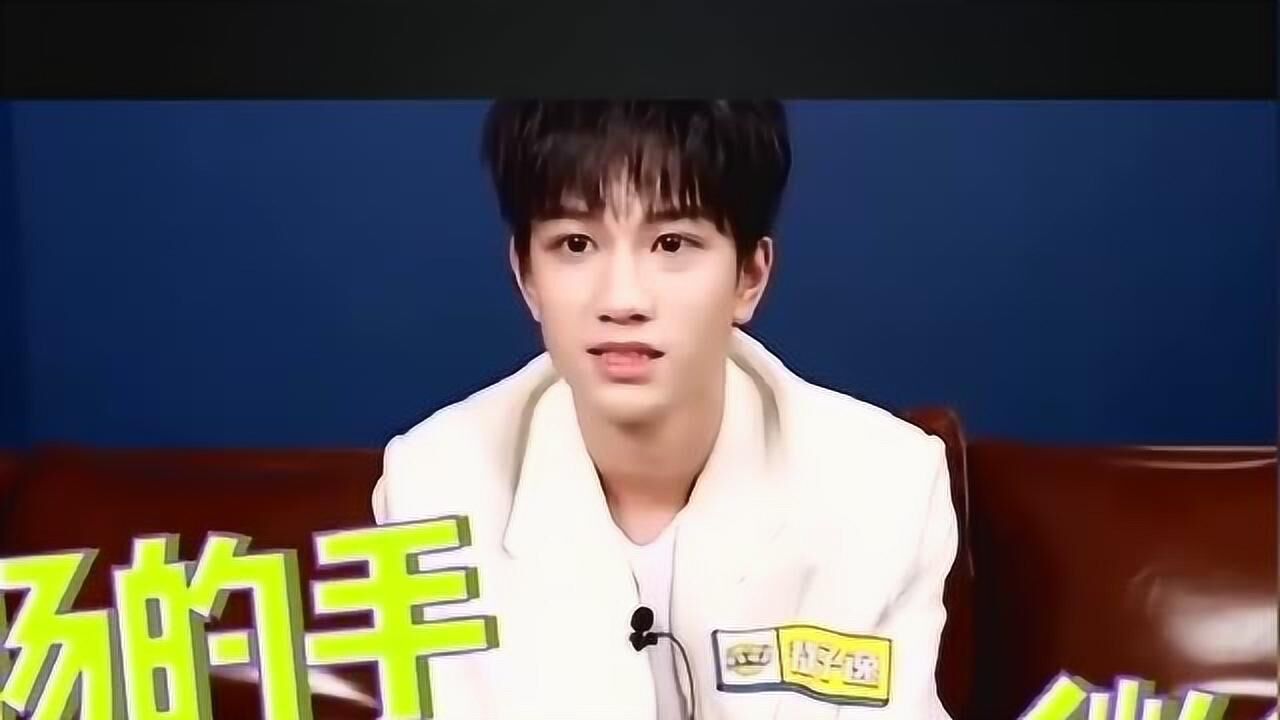 18岁敖子逸沙雕气质浑然天成,给二姨跳舞,太吓人了!