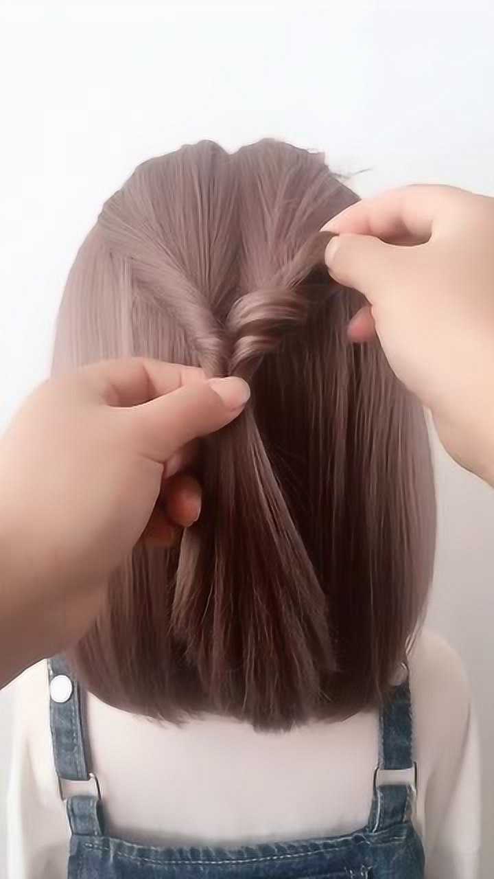 短发女生也梳头,扎一个这样的发型吧,可爱又淑女