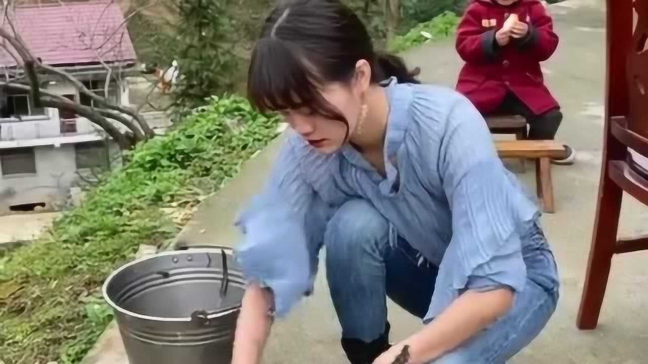 一家人在打牌,让老婆自己杀鸡,老婆瞬间怒了,把鸡扔了.