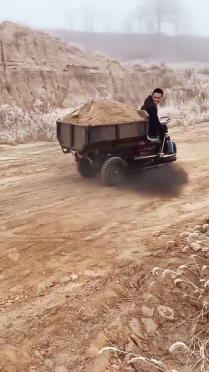 一男子开着三轮车倒车,看他倒沙的操作,牛逼!