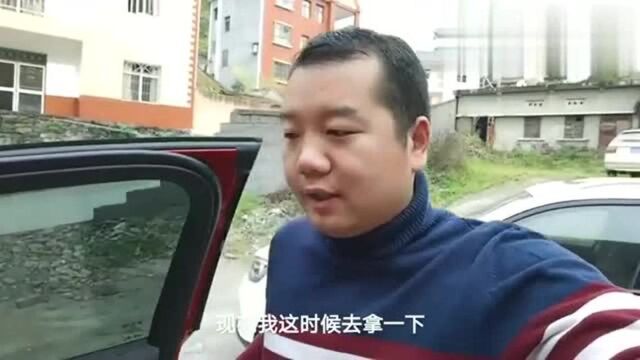 小伙贷款20万买车,现在又分期6000买手机,面子真的那么重要吗?