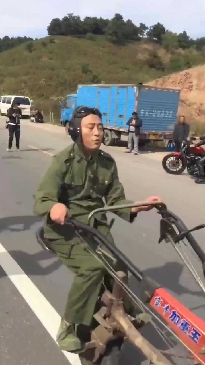 尼古拉斯赵四开手扶拖拉机头戴飞行员帽子太拉风了
