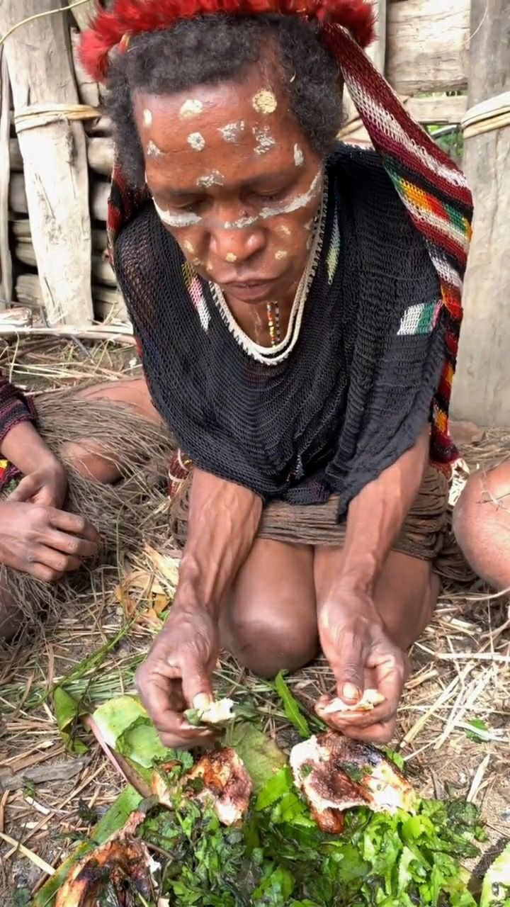 原始人正在吃饭吧唧吧唧的听着我的肚子都饿了