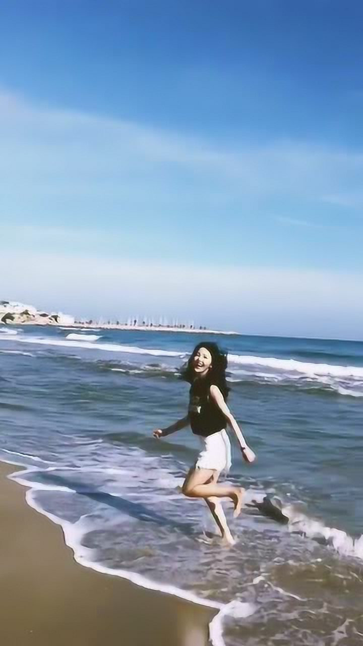 章若楠小姐姐海边游玩小姐姐转过头的瞬间心都暖化了