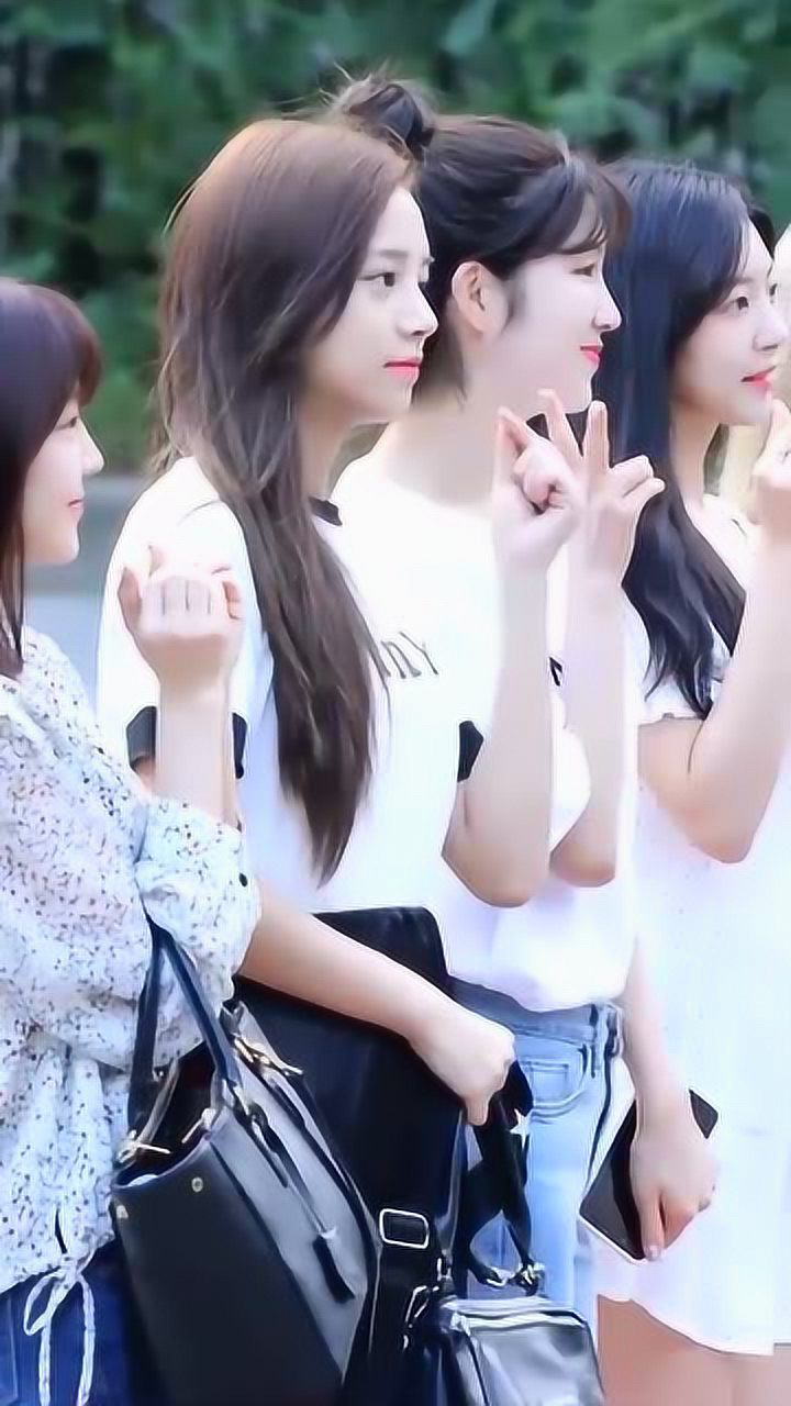 韩国小姐姐比心的手势都让人耳目一新!