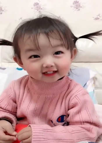 宝宝扎着两个羊角辫,乖巧可爱