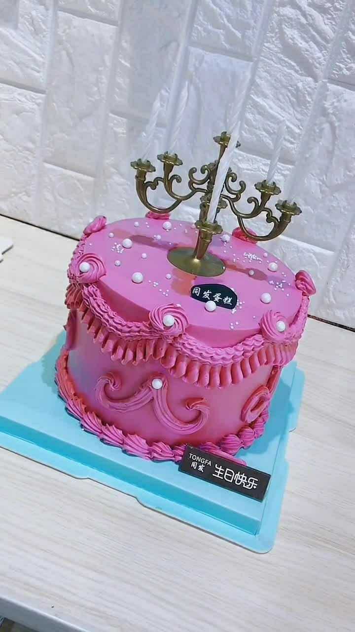 粉色烛台蛋糕,非常的梦幻,适合送给女朋友