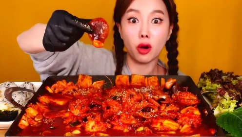 韩国戏精美女吃铁板八爪鱼,吃前总是喜欢搞点才艺表演,太搞笑了