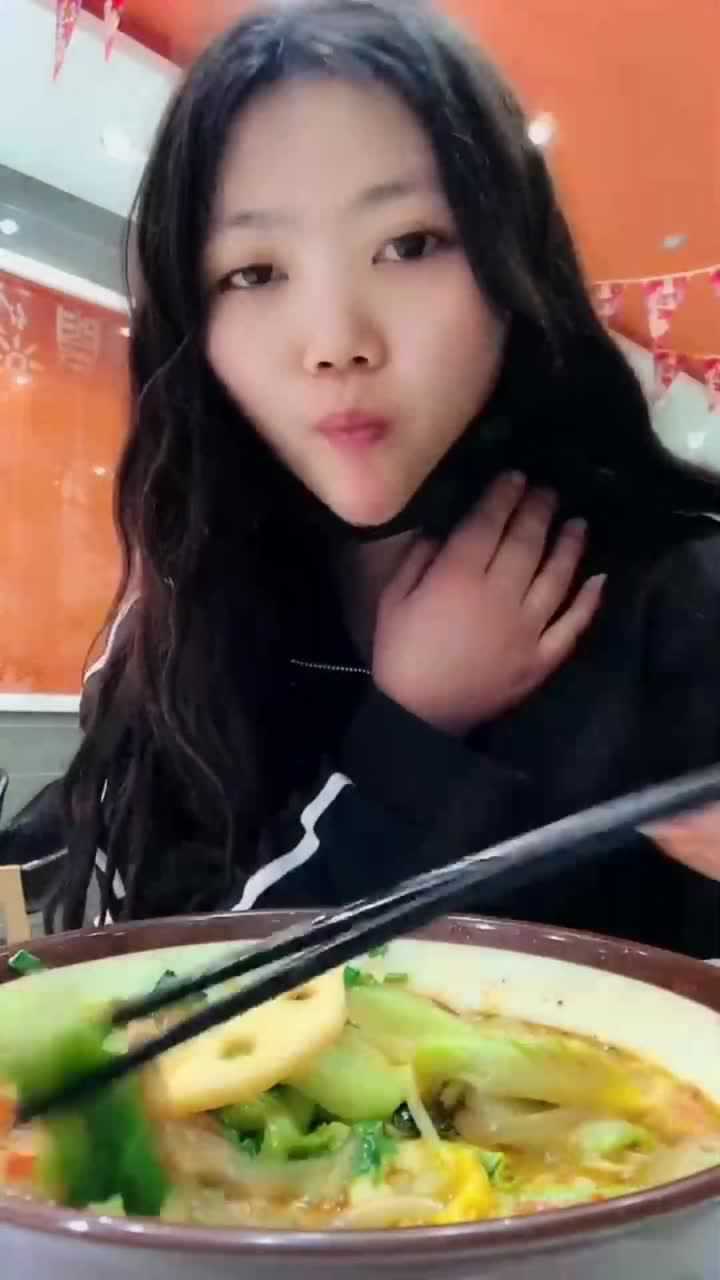 美女吃饭的样子看着像小白兔,好可爱啊,太诱人了!