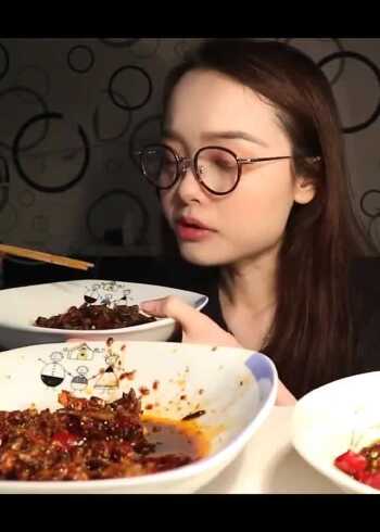 美女吃播哎呦阿尤今天吃的麻辣小吃和面条看着就辣的流口水