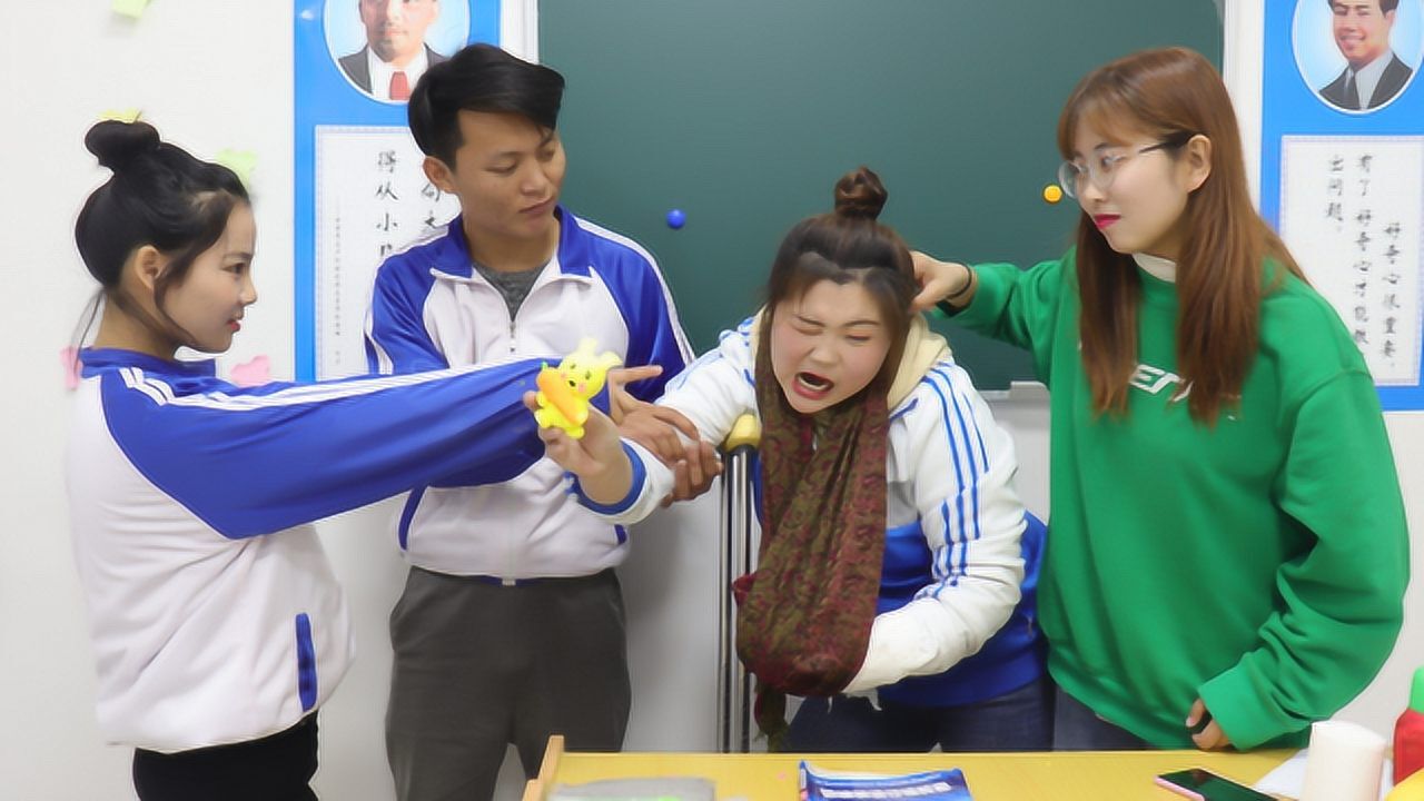 手工胖芸儿左手受伤谁知她竟让老师代捏黏土手工真的假的