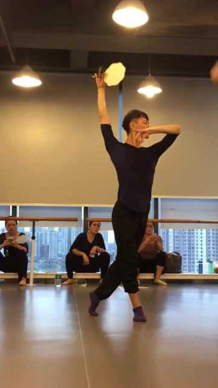 这个男舞蹈老师火了演示完妩媚的舞蹈动作赢得了学员们的掌声