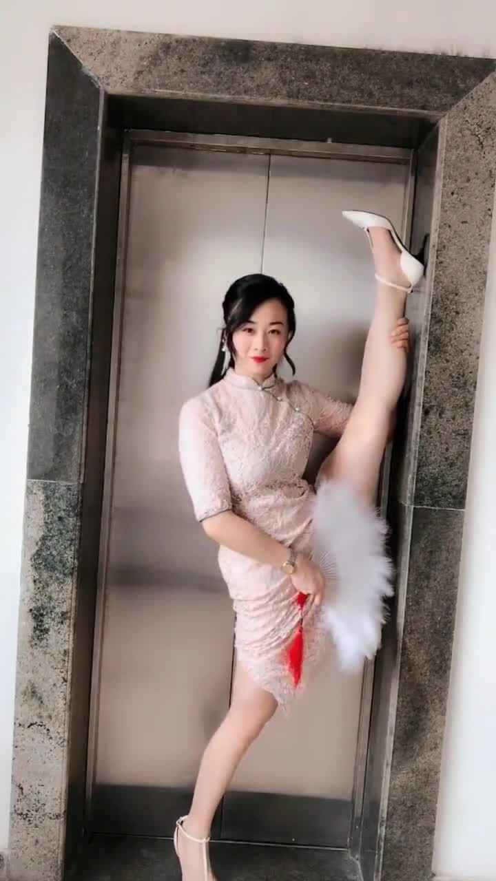 旗袍美女秀绝活一字马,这个动作太到位了,值得点赞!