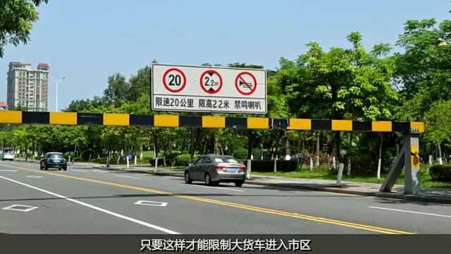 这座桥是大货车的“克星”,轻则削顶重则拆车,网友:纸糊的车?