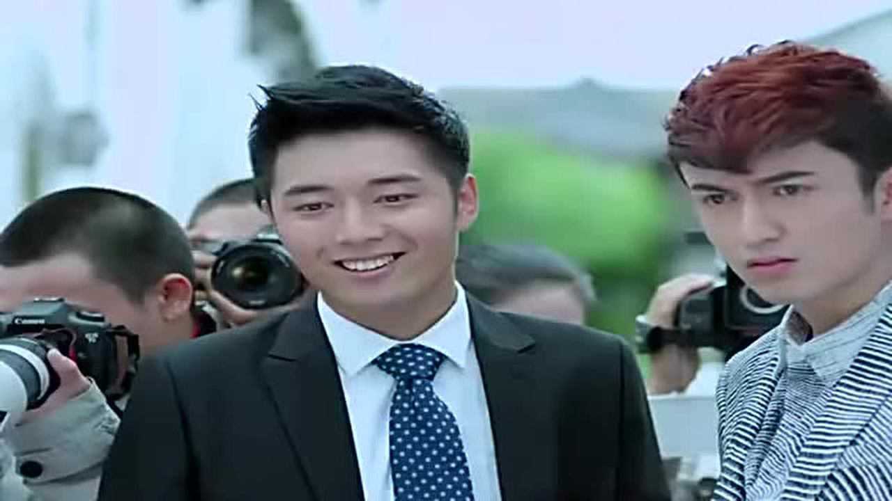 袁姗姗饰演的余傲君,导演看到后满脸欣慰,厉害