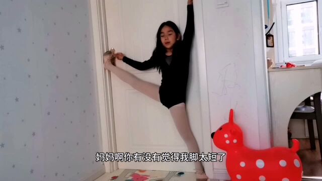 女孩用门框练习一字马,说膝盖疼,全程“尖叫”!