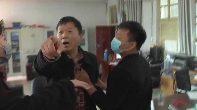 男子莫名背上三笔贷款 去银行讨说法竟遭推搡谩骂 副行长竟做出这件事