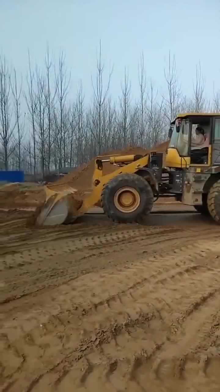这个铲车火了最美铲车女司机人美开铲车技术还很好