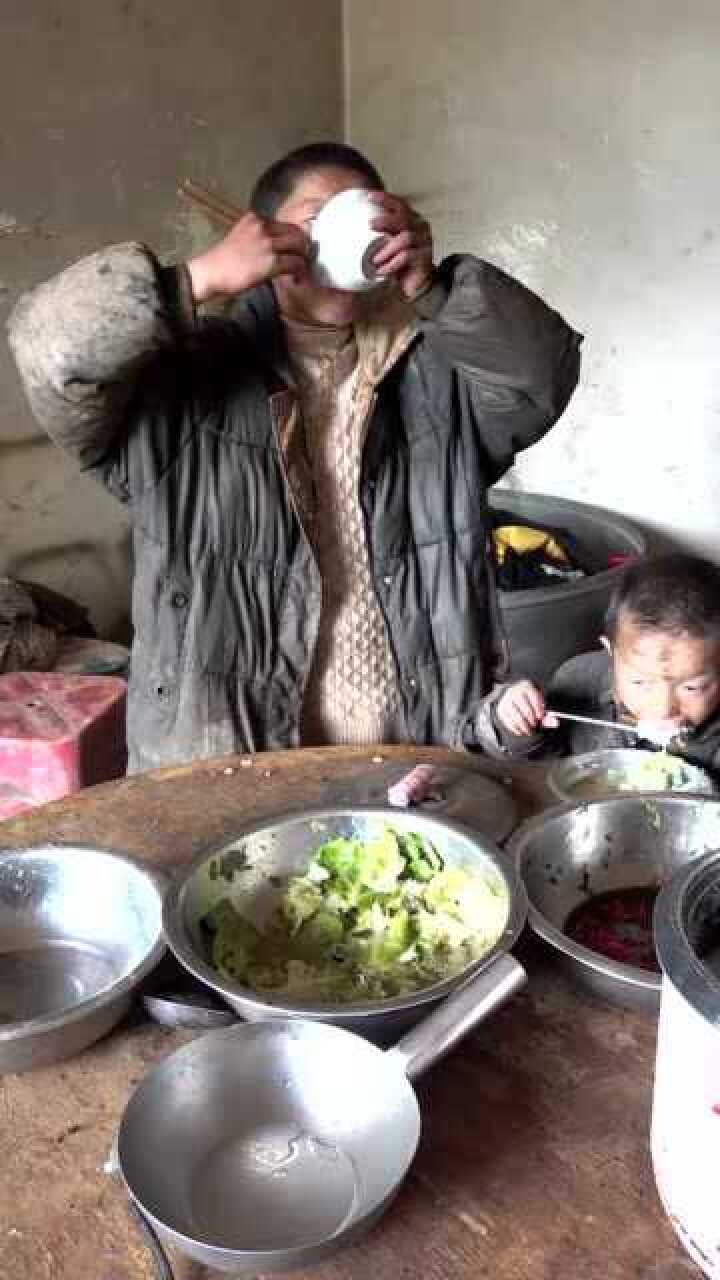 看完山区孩子吃饭整个人都高兴不起来每天就只能吃这个