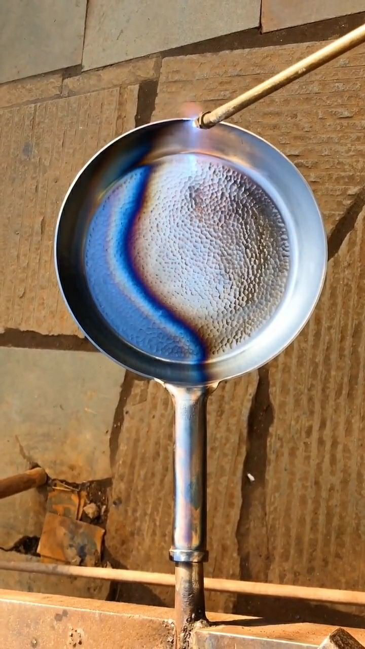 新锅非常重要的一步就是开锅这用的是高温烤蓝开锅