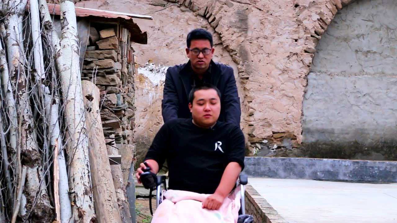 《一双隐形的翅膀》作词田占林,作曲刘小刚,演唱李静