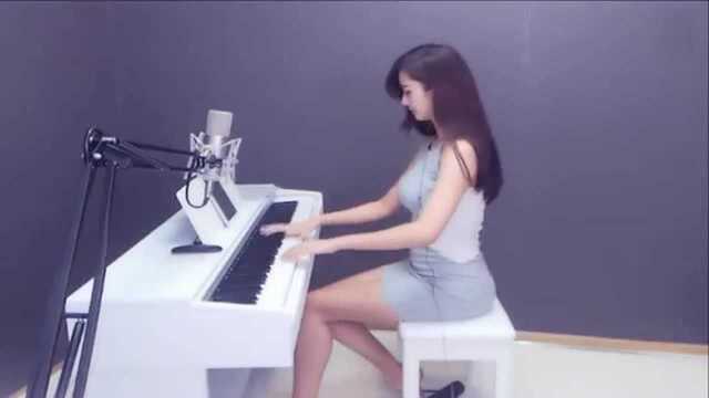 美女钢琴弹奏一曲,旋律悦耳好听至极,爱了爱了!