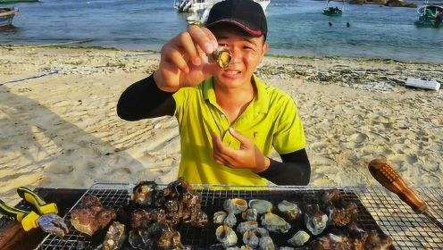 小诗去赶海捡到各种海螺，直接海边烤了吃非常美味，差点把壳都吃了