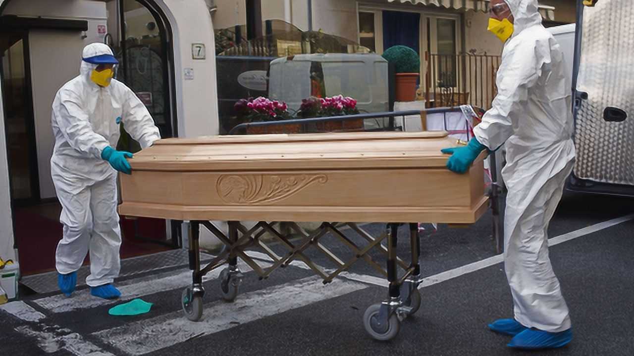 美国感染者将破百万,赶紧抢购中国棺材裹尸袋,订单狂翻487%