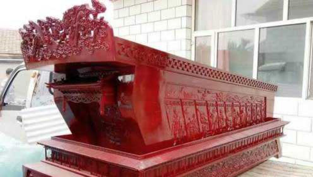 河南农民挖出血色红棺觉得晦气就烧掉了专家却说损失了5个亿