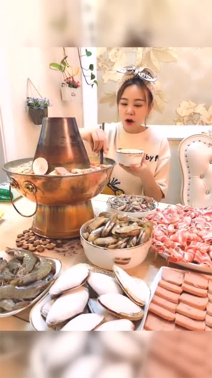 这个吃播姐姐火了,今天吃火锅,看着就带劲