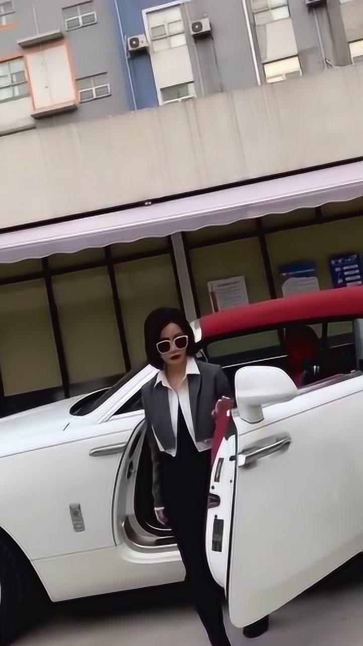真正的土豪美女开着劳斯莱斯魅影来上班真让人羡慕