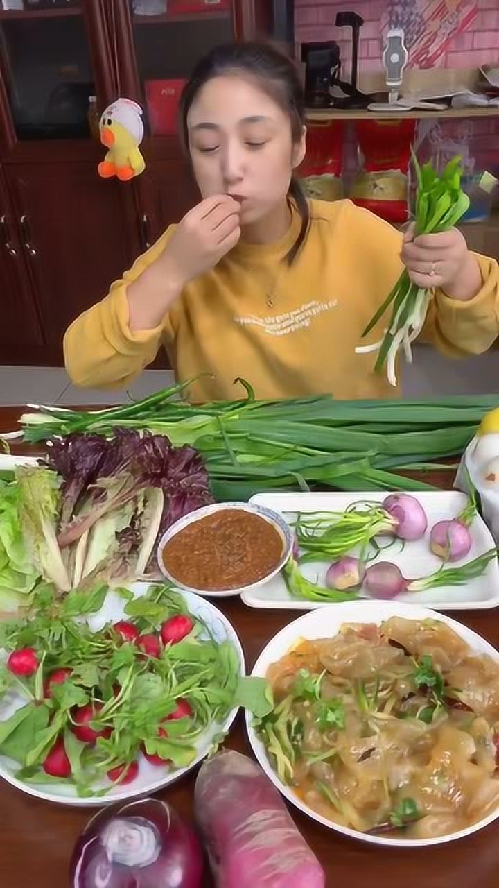东北农村女汉子吃大葱这种吃法真厉害