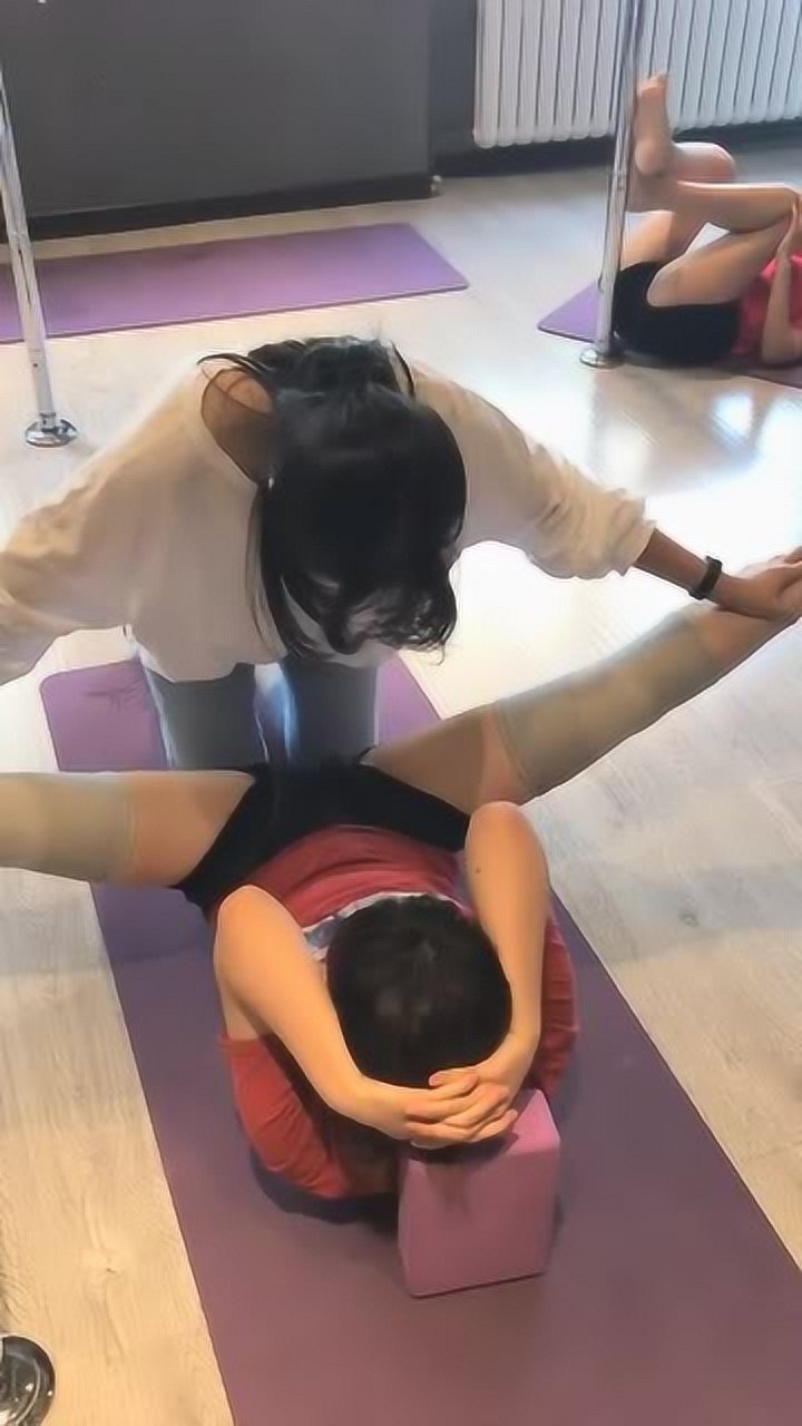 舞蹈房里的一幕老师给学员压腿这叫声听着都疼