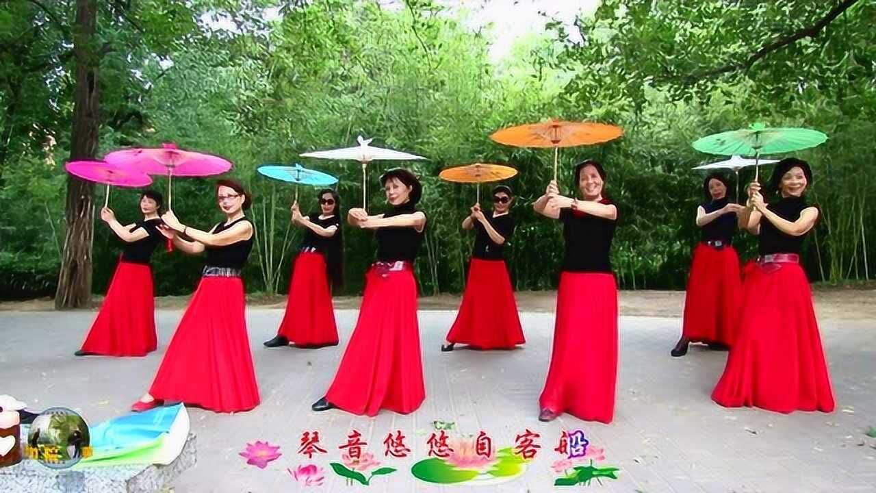 紫竹院广场舞《又见江南雨》,优美新颖的伞舞,你没看过!