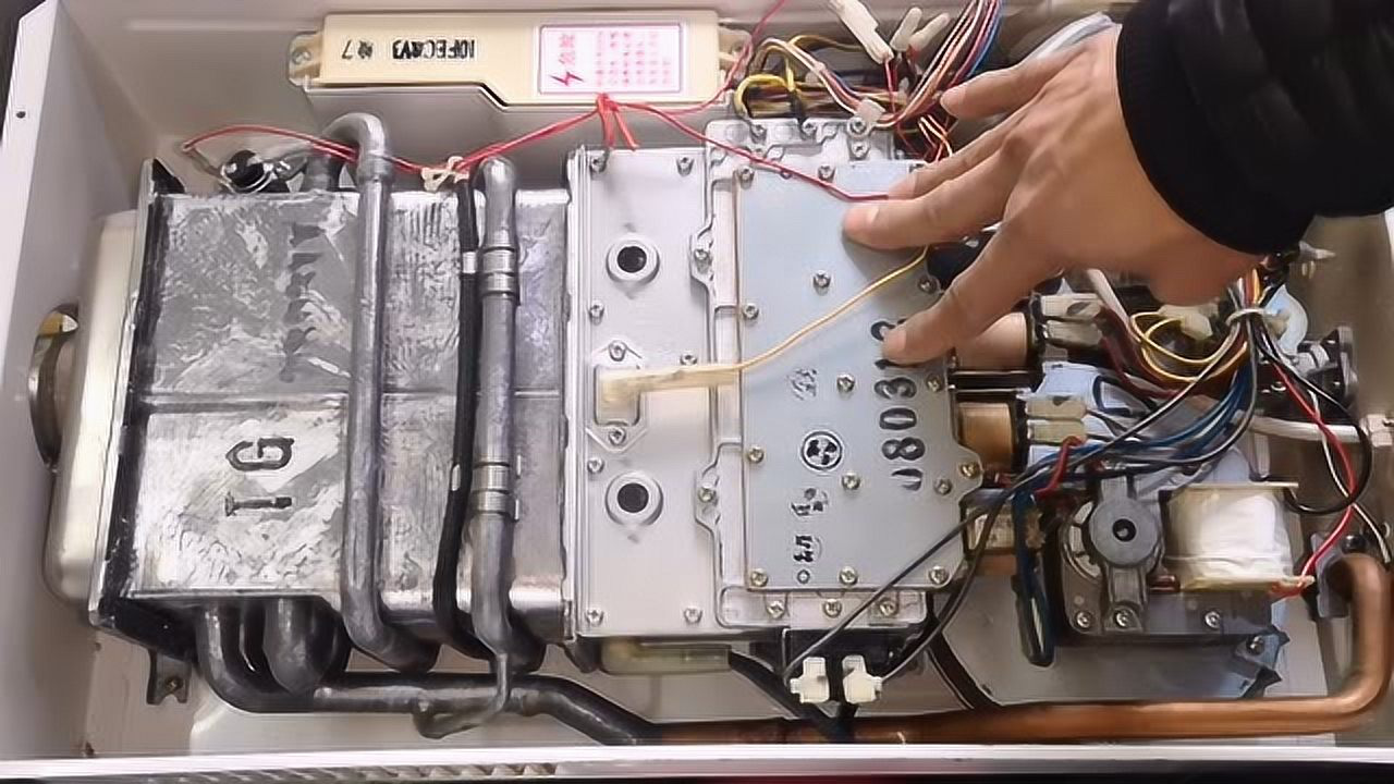 燃气热水器为什么值钱?哪些零件容易坏?拆解看看里面内部构造