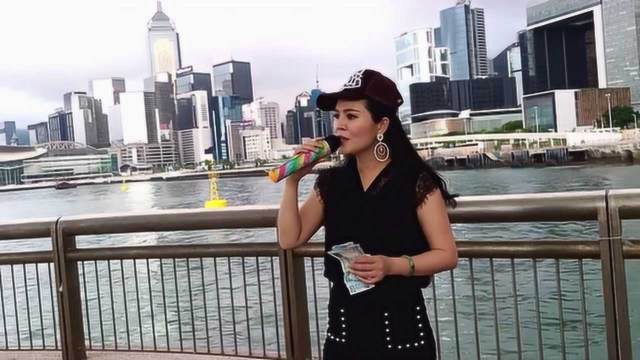 街头艺人小红献唱《祝福》人美歌美,好听极了