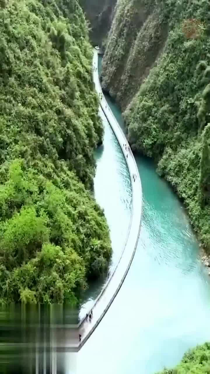航拍恩施狮子关水上公路犹如一条银蛇悬浮于水面上非常的惊艳