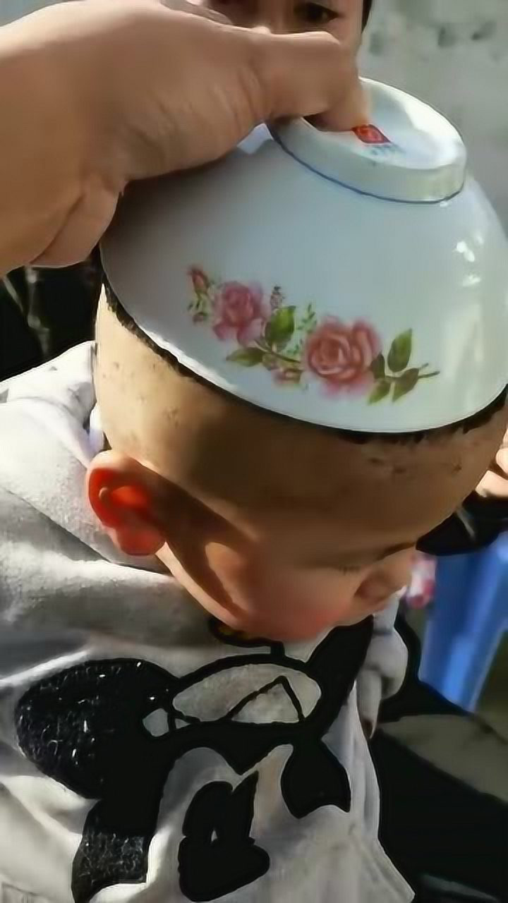 男子将碗盖在孩子头上剪头发,没想到意外好看