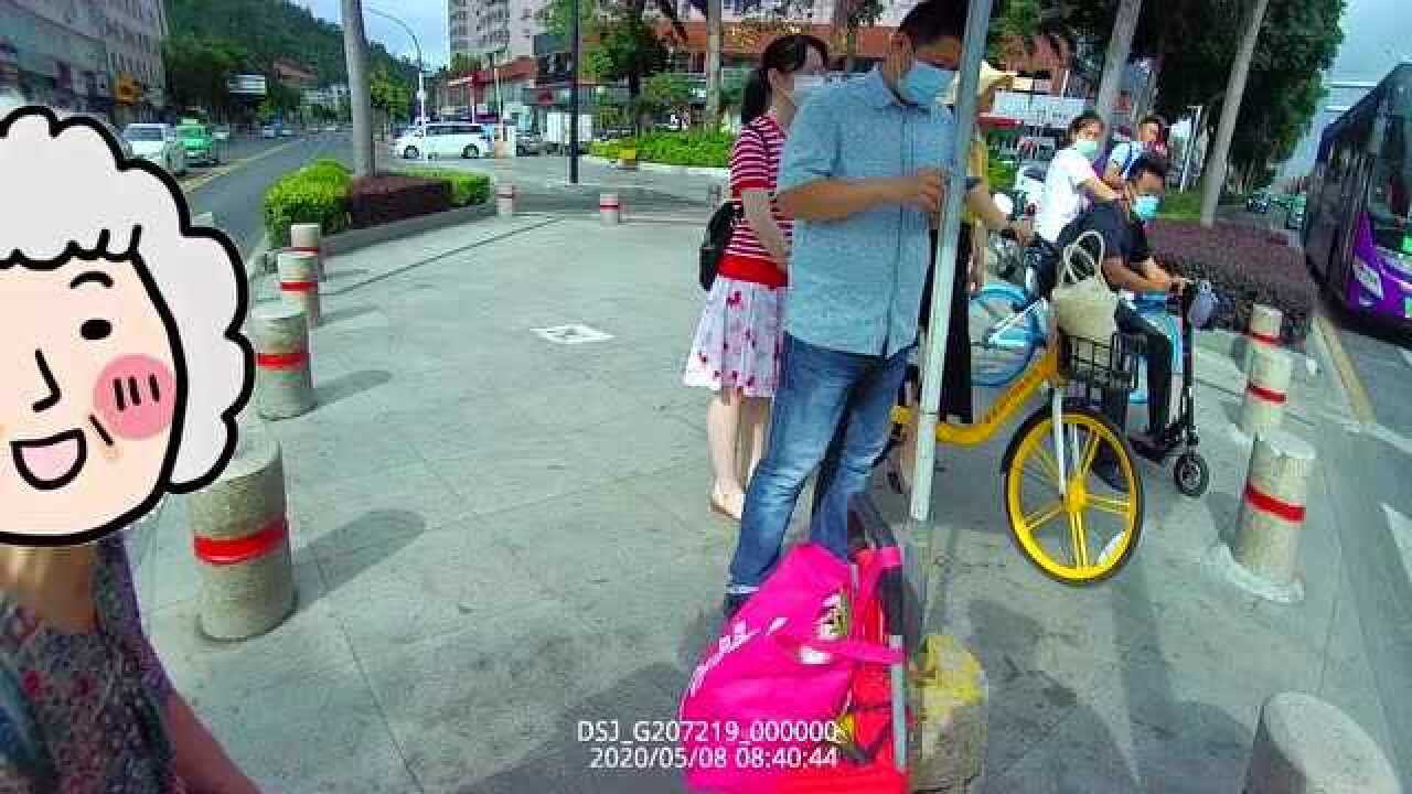 扶老奶奶过马路_高清
