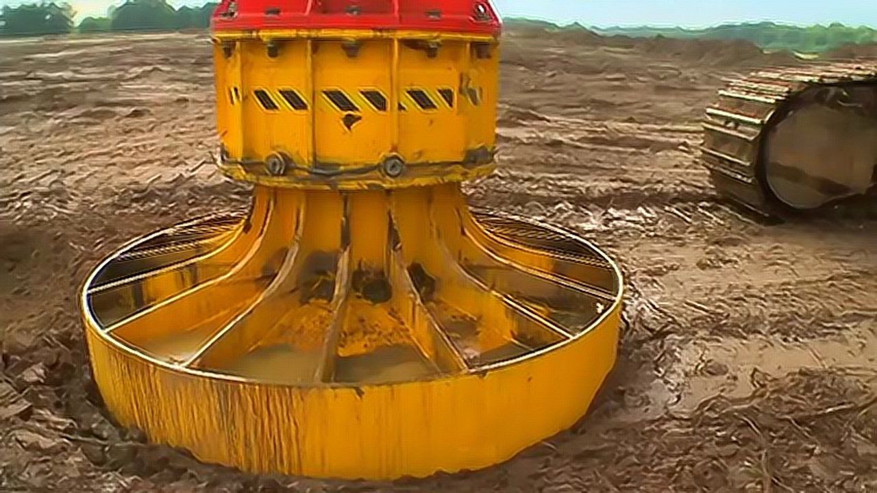 夯地机,每砸一下都感觉那么的踏实,松软土地瞬间变得坚硬扎实