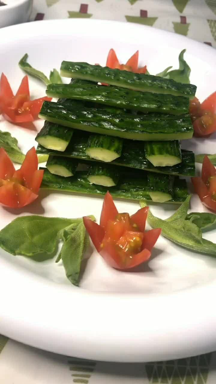 今天教你们做个花式黄瓜黄瓜这样摆盘特别高尚