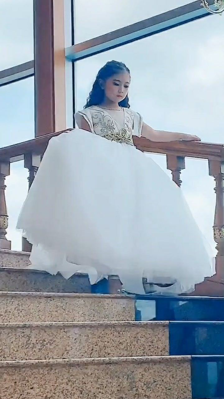 宝贝的裙摆很长下楼时需要提着裙子看起来像一位公主