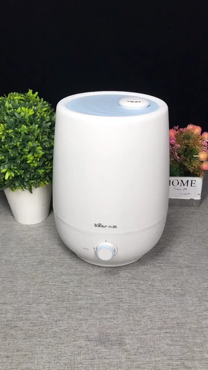 每当天干物燥我总是不紧不慢的收拾好情绪然后拿出我的小熊加湿器