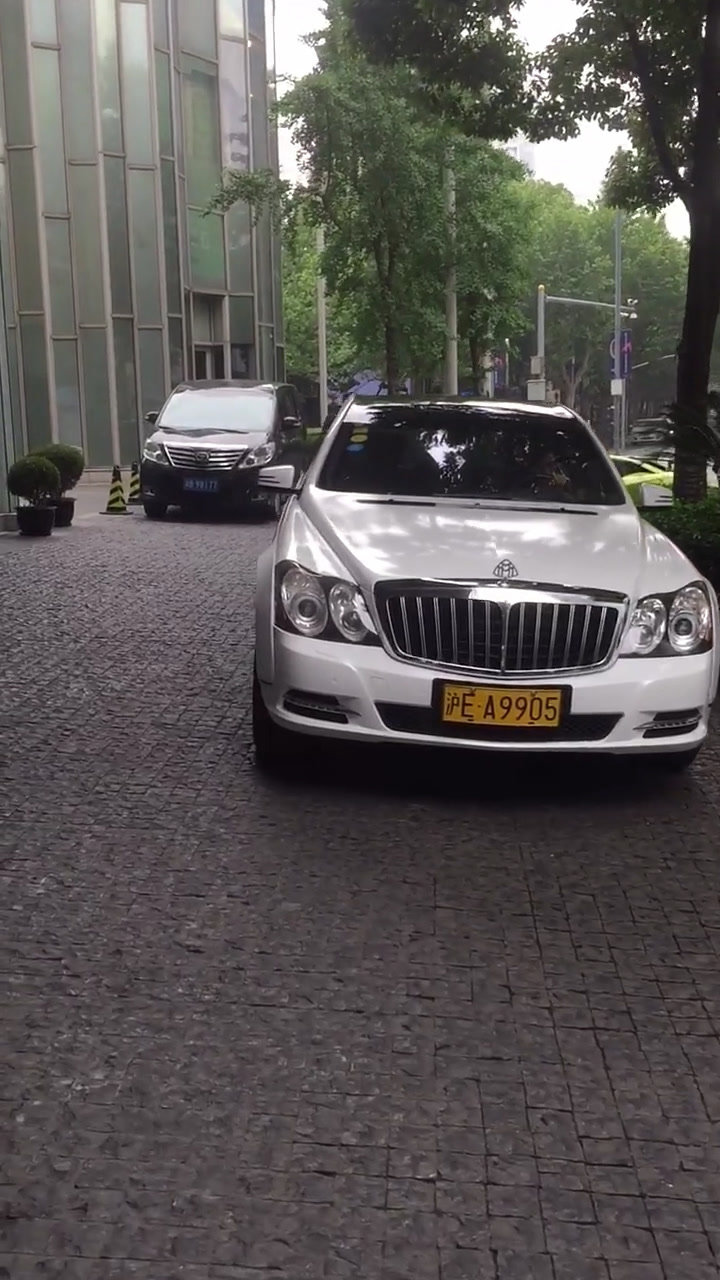 白色迈巴赫62s真的是非常少见兰博基尼见了都让路