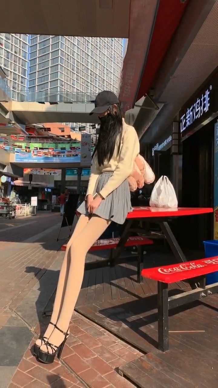 我有一米八的大长腿是个靠腿吃饭的女人闺蜜都羡慕我