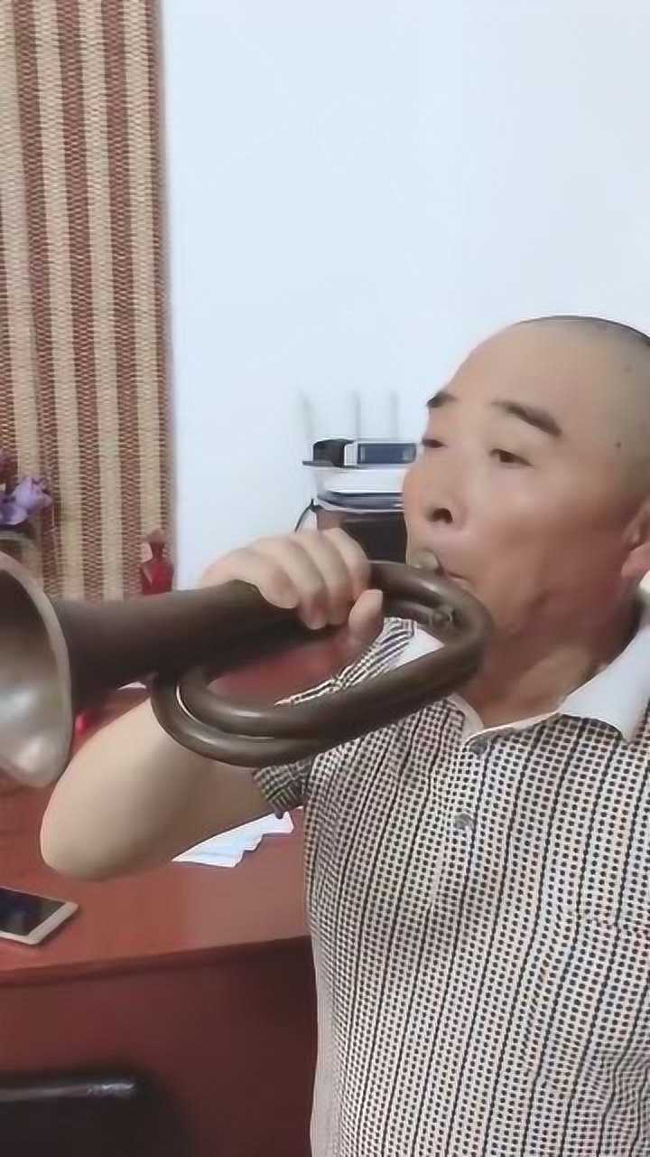 学生与军人的痛苦大爷吹的起床号让很多人崩溃