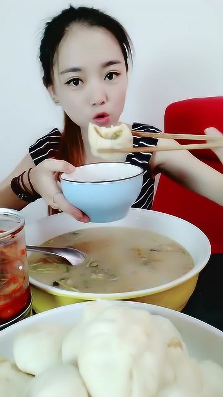 好多女生吃包子都是很小口的,这位美女直接一两口就吃一个!