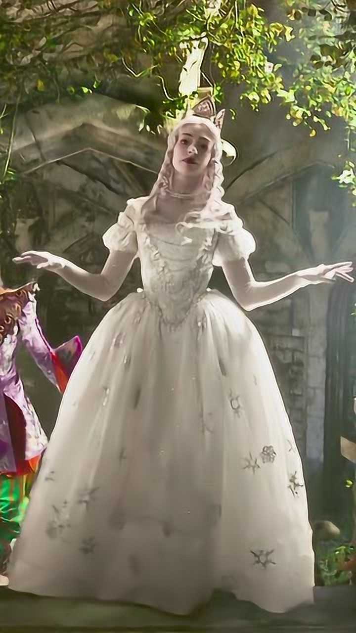 电影《爱丽丝梦游仙境》,不知道白皇后为什么喜欢举起手来