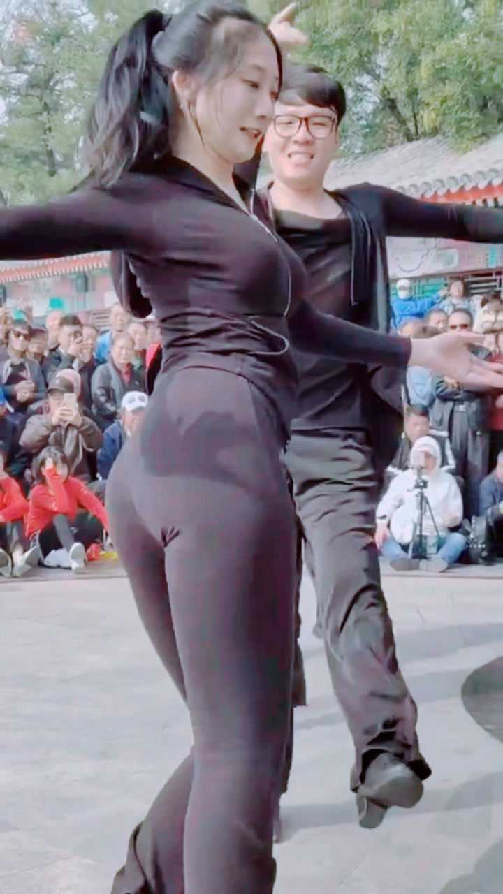 18岁女孩的魔性扭屁股舞!_腾讯视频