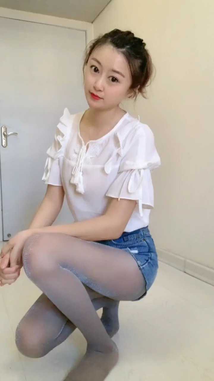 辣妈用丝袜来修饰美腿,女人味很浓郁